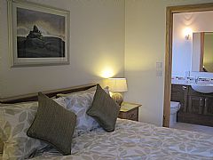 Ensuite king size bedroom in Scarvataing Cottage - Click for larger version